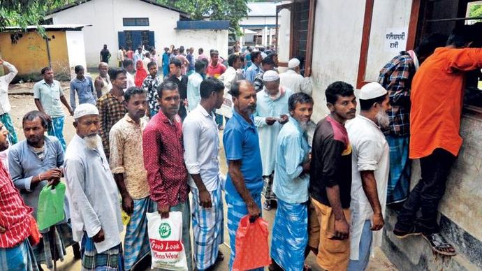 अंदर या बाहर मोरेगांव जिले के पावाकाटी गांव पंचायत दफ्तर के बाहर कतार