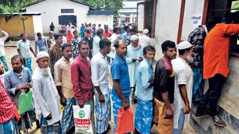 अंदर या बाहर मोरेगांव जिले के पावाकाटी गांव पंचायत दफ्तर के बाहर कतार