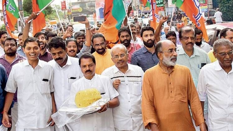 उत्साह के.जे. अल्फॉन्स और भाजपा कार्यकर्ता 23 मई को कोच्चि में जीत का जश्न मनाते हुए