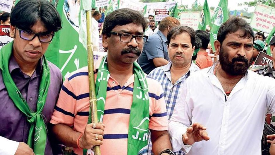 एकला चलने की तैयारी- झामुमो नेता हेमंत सोरेन ने चुनाव की तैयारियां बदलाव यात्रा के रूप में शुरू क