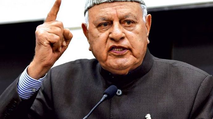 विरोध पर अंकुश जम्मू-कश्मीर के पूर्व मुख्यमंत्री फारूक अब्दुल्ला को जेकेपीएसए के तहत नजरबंद किय