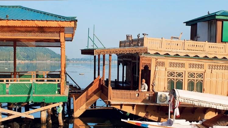 धंधा चौपट श्रीनगर की डल झील में हाउसबोट खाली पड़े हैं