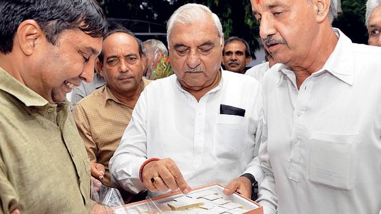 खुशी हरियाणा कांग्रेस में बदलाव के बाद मिठाई खाते हुड्डा