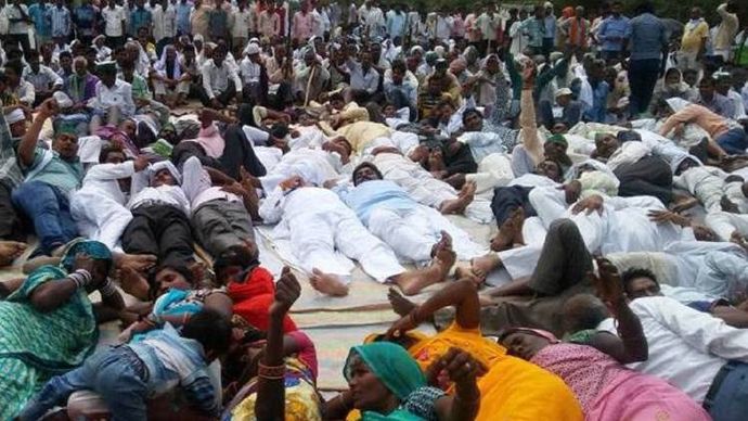 विरोध करते किसान