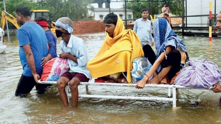 नालंदा मेडिकल कॉलेज ऐंड हॉस्पिटल में पानी से जूझते मरीज