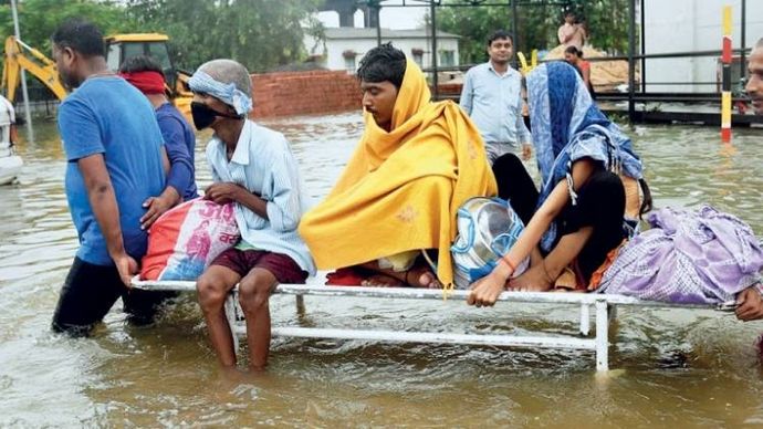 नालंदा मेडिकल कॉलेज ऐंड हॉस्पिटल में पानी से जूझते मरीज