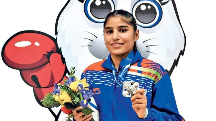 पिता की मृत्यु के बाद से मंजू रानी अपने कोच और उनके बच्चों के साथ ही रहकर प्रशिक्षण ले रही थी.