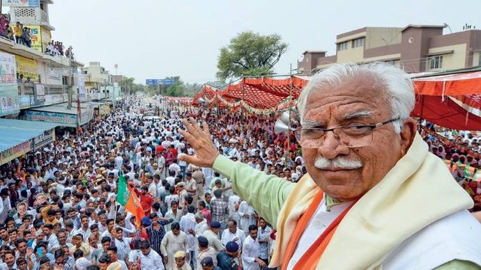 अभियान मुख्यमंत्री खट्टर अपनी 'जन आशीर्वाद यात्रा' के दौरान सिरसा में