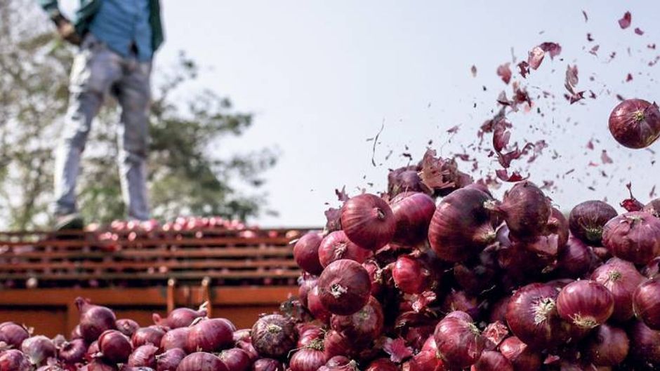 चढ़ता प्याज महाराष्ट्र की लासलगांव मंडी में ट्रक पर लादा जाता प्याज