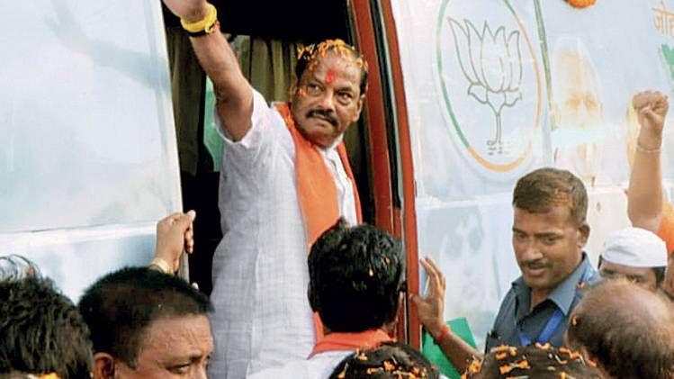 अभियान संथाल परगना के एक गांव में जन आशीर्वाद यात्रा के दौरान रघुबर दास