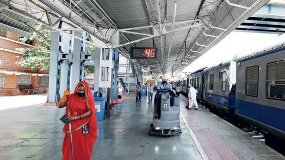 साफ-सुथरा जोधपुर स्टेशन के एक प्लेटफॉर्म पर काम करते सफाईकर्मी