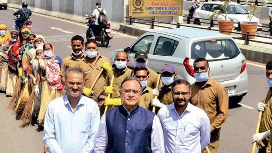 स्वच्छता के सूत्रधार सफाई कर्मचारियों के साथ एसएमसी के वरिष्ठ अधिकारी