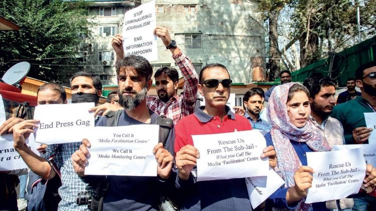 खामोशी की आवाज कश्मीर में सूचना पर बंदिश के 60 दिन पूरे होने पर मौन-प्रदर्शन करते पत्रकार