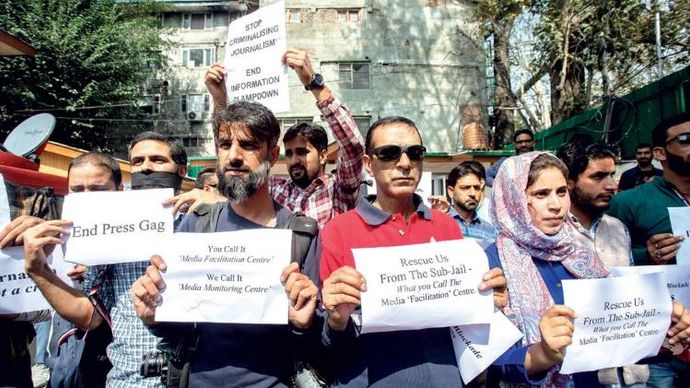 खामोशी की आवाज कश्मीर में सूचना पर बंदिश के 60 दिन पूरे होने पर मौन-प्रदर्शन करते पत्रकार