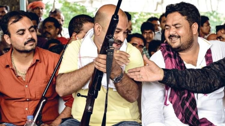 निशानेबाज खजुराहो की शिव सागर झील के पास लाइसेंस बंदूकधारकों की राष्ट्रीय शूटिंग प्रतिस्पर्धा