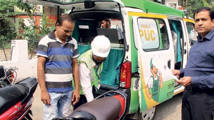 प्रदूषण पर पहरा प्रदूषण नियंत्रण सर्टिफिकेट देने वाले वाहन के साथ संजय अग्रवाल