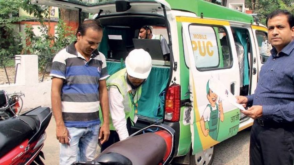 प्रदूषण पर पहरा प्रदूषण नियंत्रण सर्टिफिकेट देने वाले वाहन के साथ संजय अग्रवाल