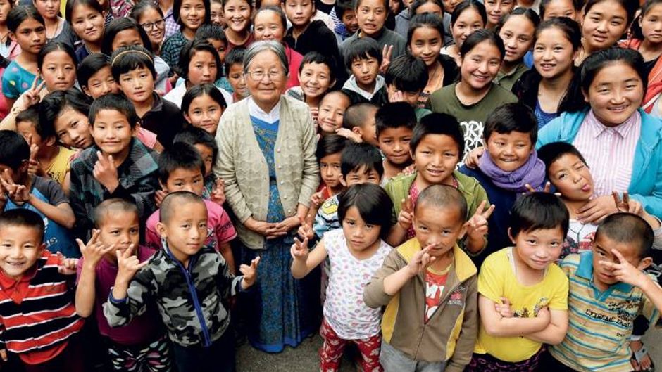 सब ओर मुस्कान कीपू लेप्चा कॉटेजके बच्चों और स्टाफ के साथ