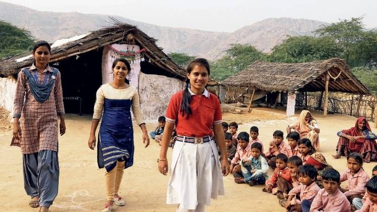 अलख की अगुआ  (बाएं से क्रमश:) तारा, पायल और ललिता