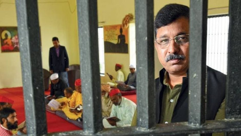 स्वाध्याय तिवारी अपनी सोसाइटी की मदद से डासना जेल में स्थापित पुस्तकालय में