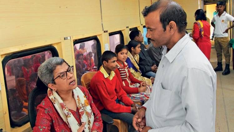 इलाज  लाइफलाइन एक्सप्रेस अपने क्लिनिक में डॉ. ममता भूषण