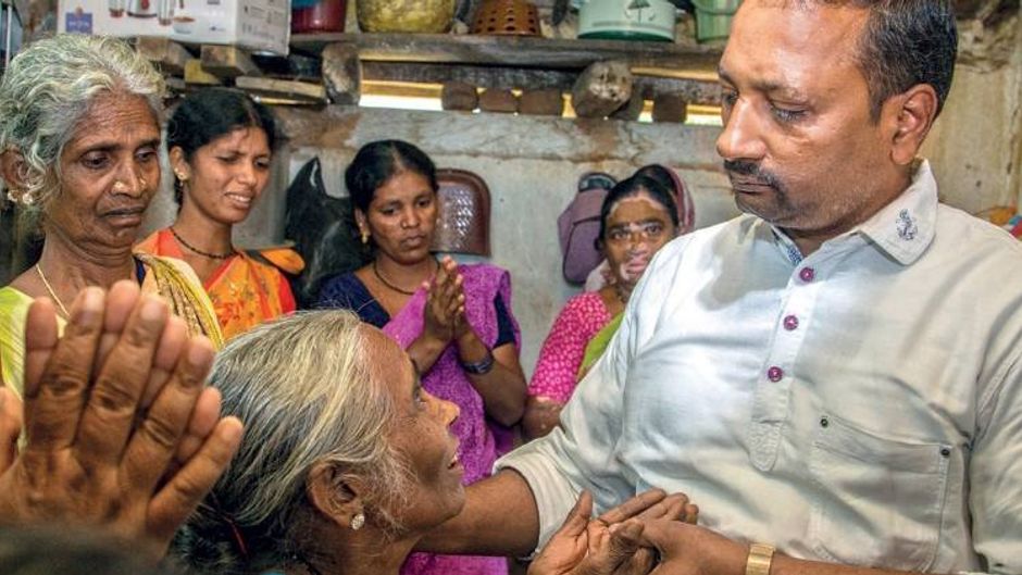 असली हमदर्द बसंत रेड्डी खाड़ी के देशों में बेहद गरीब प्रवासी मजदूरों और उनके परिजनों की मदद करते