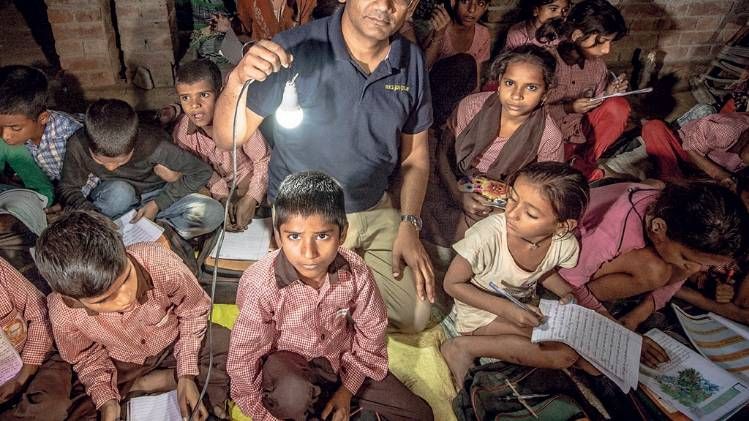 रोशन भविष्य मेरा गांव पावर के चेयरमैन सुनीत आर्य उत्तर प्रदेश के सीतापुर जिले में भसिया गांव के ब