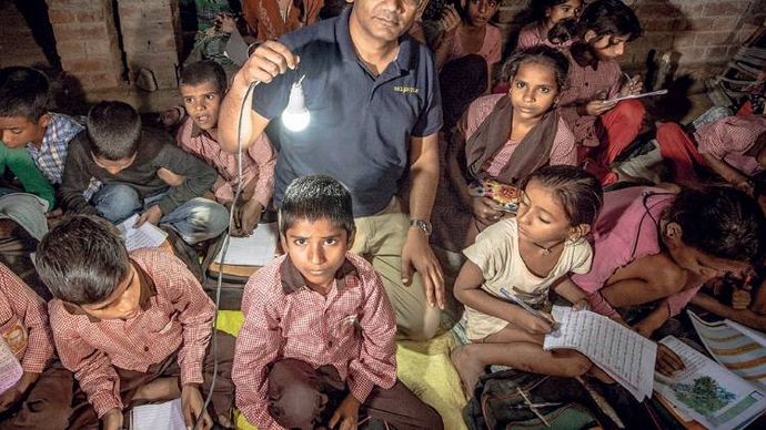 रोशन भविष्य मेरा गांव पावर के चेयरमैन सुनीत आर्य उत्तर प्रदेश के सीतापुर जिले में भसिया गांव के ब