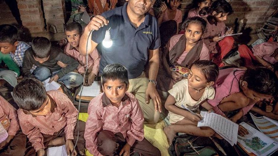 रोशन भविष्य मेरा गांव पावर के चेयरमैन सुनीत आर्य उत्तर प्रदेश के सीतापुर जिले में भसिया गांव के ब