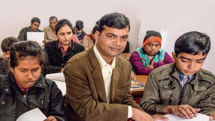 लखनऊ और मुंबई में दो जगह ब्रेल लिपि की पुस्तकों की लाइब्रेरी भी बनाई है रोहित ने