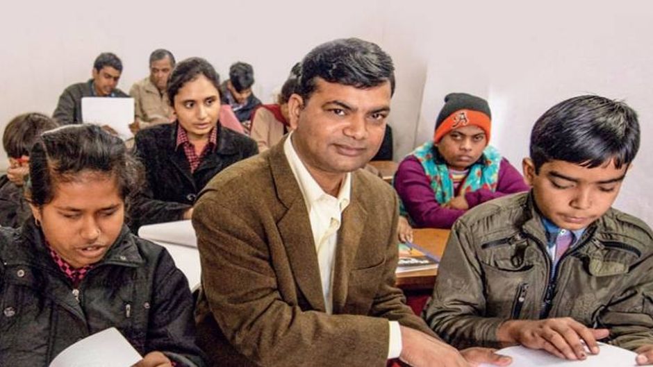 लखनऊ और मुंबई में दो जगह ब्रेल लिपि की पुस्तकों की लाइब्रेरी भी बनाई है रोहित ने
