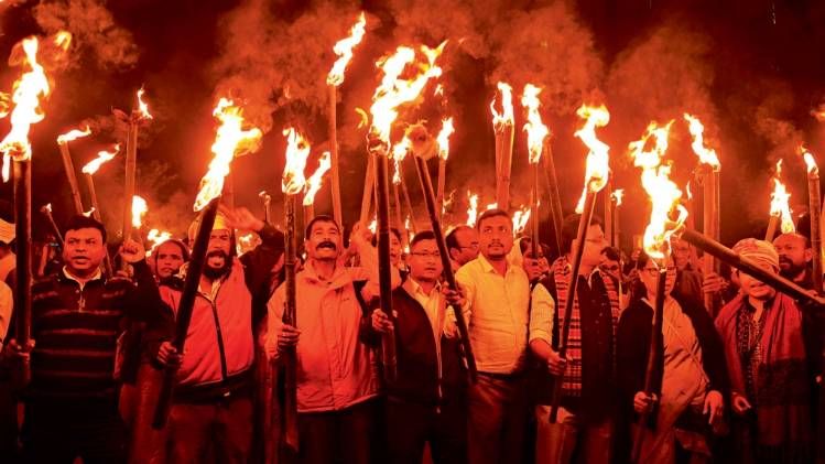 नाराजगी की आग गुवाहाटी में 9 दिसंबर को नागरिकता संशोधन विधेयक के खिलाफ मशाल जुलूस