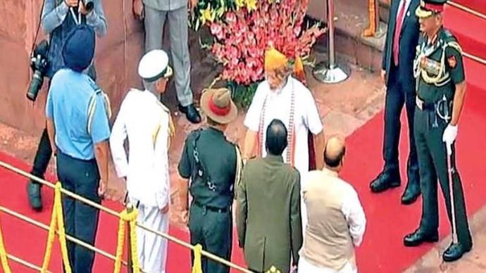 सबके लिए एक साल 2019 की स्वतंत्रता दिवस परेड के दौरान तीनों सेनाओं के प्रमुखों से मिलते प्रधानमंत्र