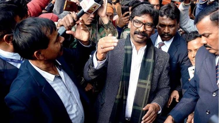  जीत की चमक रांची में मीडिया से बात करते झामुमो नेता हेमंत सोरेन