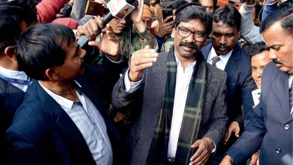 जीत की चमक रांची में मीडिया से बात करते झामुमो नेता हेमंत सोरेन