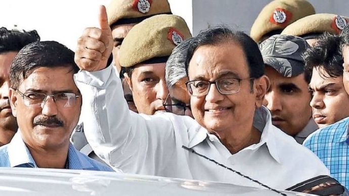 घेरे में 21 अगस्त को अपनी गिरफ्तारी के पांच दिन बाद विशेष अदालत में पेश होने के लिए जाते चिदंबरम