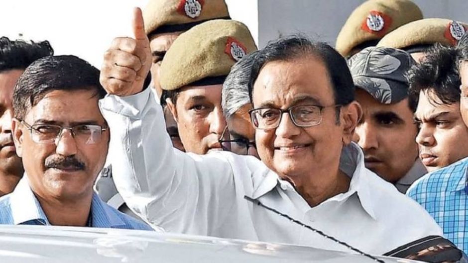 घेरे में 21 अगस्त को अपनी गिरफ्तारी के पांच दिन बाद विशेष अदालत में पेश होने के लिए जाते चिदंबरम