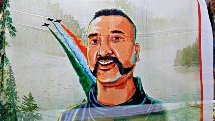 गर्व से पहनें  सूरत में कपड़ों की एक दुकान में अभिनंदन की तस्वीर वाली एक साड़ी