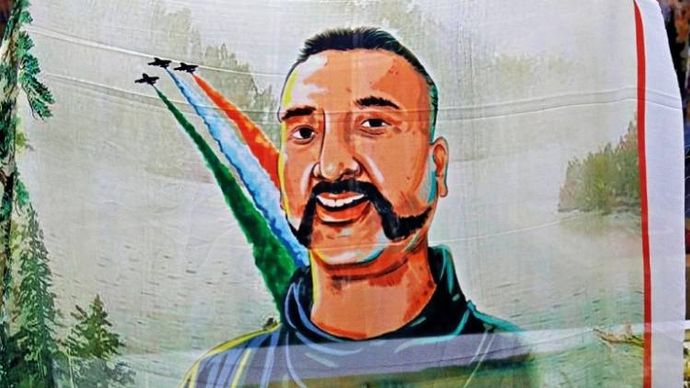 गर्व से पहनें सूरत में कपड़ों की एक दुकान में अभिनंदन की तस्वीर वाली एक साड़ी