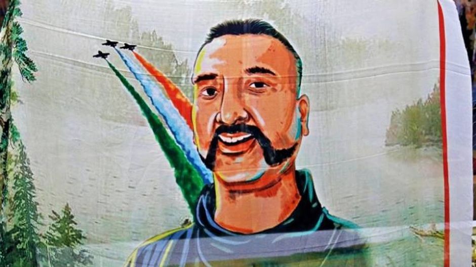 गर्व से पहनें सूरत में कपड़ों की एक दुकान में अभिनंदन की तस्वीर वाली एक साड़ी