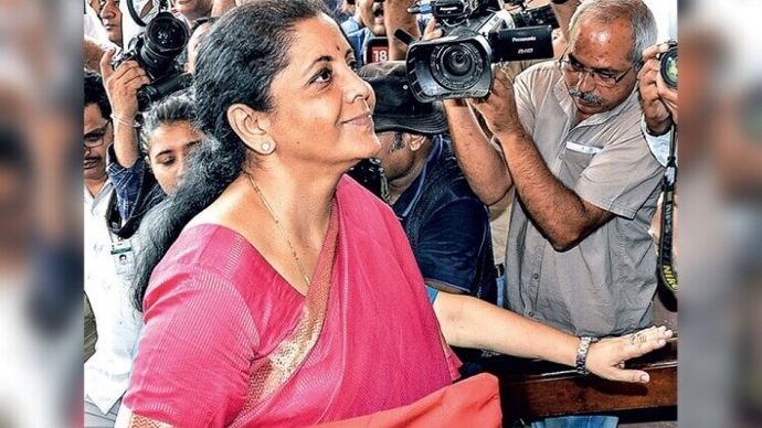 वित्त मंत्री का विश्वास निर्मला सीतारमण 5 जुलाई को बजट पेश करने के लिए संसद जाते हुए