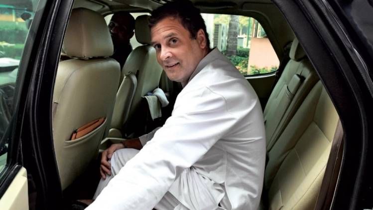 थोड़ा विराम  महाराष्ट्र में बेहद जल्दीबाजी में भाजपा के सरकार बनाने के तुरंत बाद 25 नवंबर को संसद स