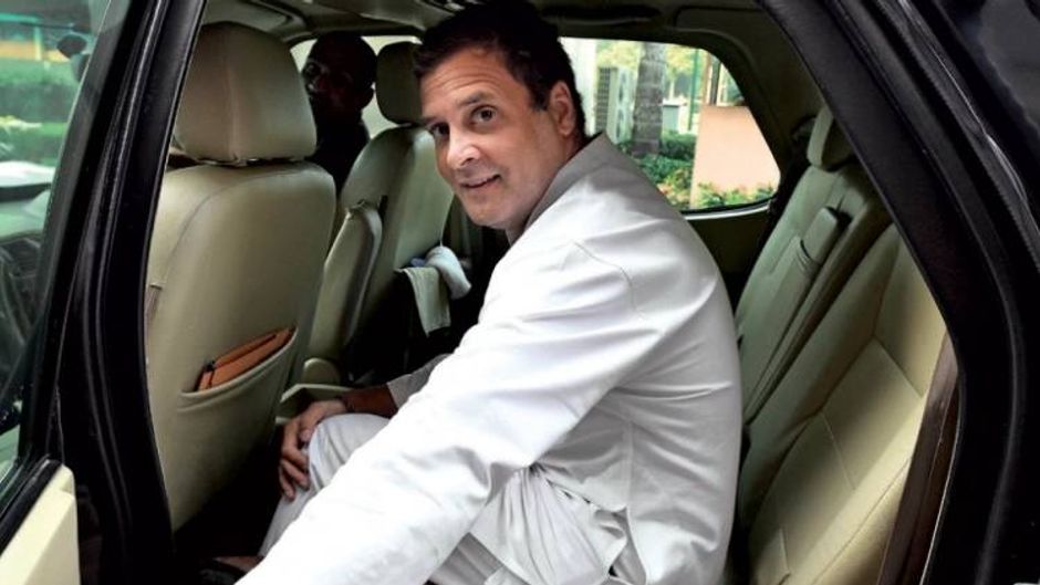 थोड़ा विराम महाराष्ट्र में बेहद जल्दीबाजी में भाजपा के सरकार बनाने के तुरंत बाद 25 नवंबर को संसद स