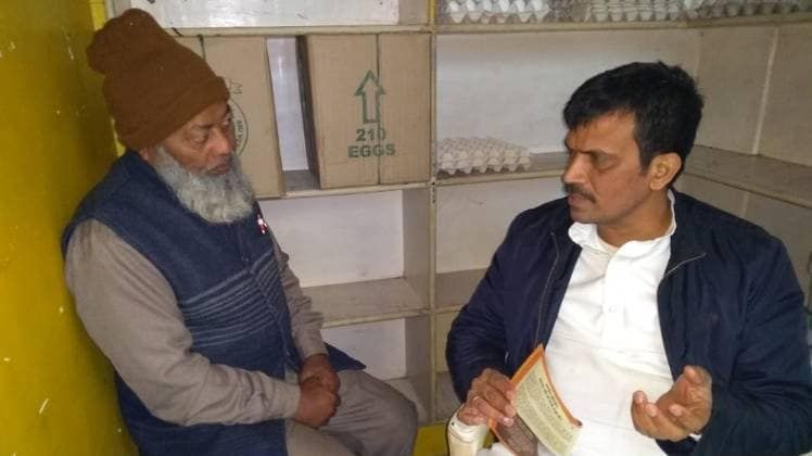सीएए के बारे में समझाते भजापा कर्याकर्ता 