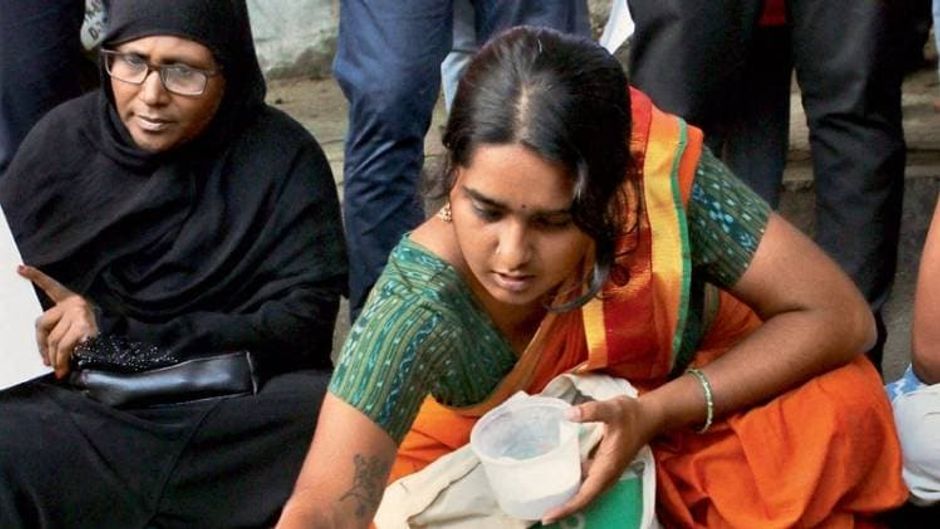 विरोध की कलाकारी चेन्नै में सीएए के विरोध में रंगोली बनाती महिला
