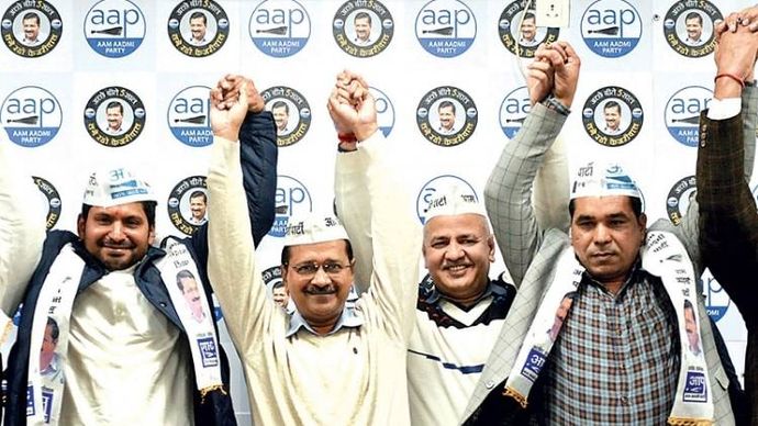 अरविंद केजरीवाल, मनीष सिसोदिया और संजय सिंह के साथ पूर्व कांग्रेसी विनय मिश्र और राम सिंह
