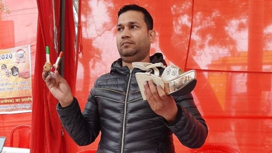 स्मार्ट एंटी टीजिंग लिपिस्टिक के बारे में जानकारी देते वैज्ञानिक श्याम चौरसिया