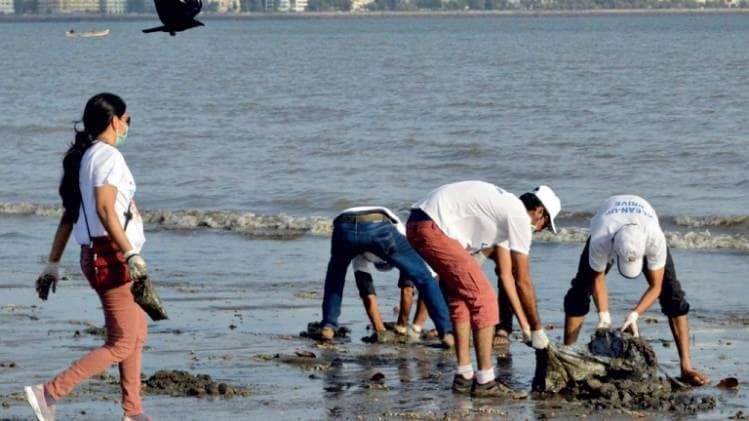 जून 2019 में चौपाटी, मुंबई में समुद्र तट की सफाई का अभियान