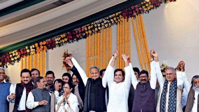 एकता का प्रदर्शन रांची में हेमंत सोरेन के शपथ ग्रहण समारोह में जुटे विपक्षी दलों के नेता