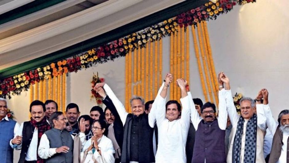 एकता का प्रदर्शन रांची में हेमंत सोरेन के शपथ ग्रहण समारोह में जुटे विपक्षी दलों के नेता